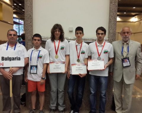 Български ученици спечелиха медали на олимпиада по информатика в Тайван