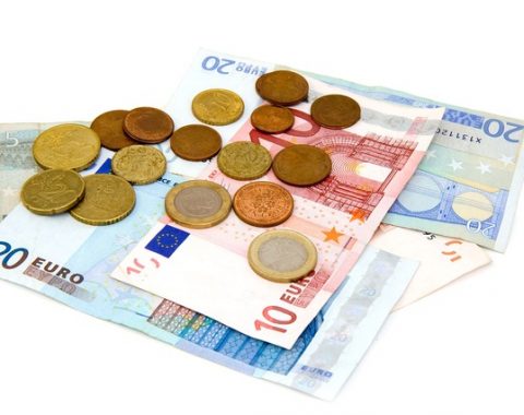 Увеличават стартовите учителски заплати